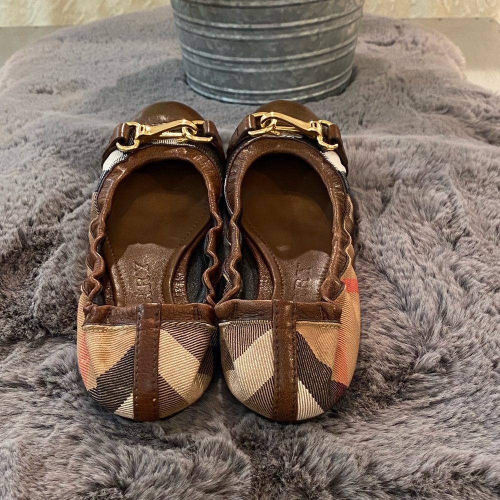 Ballerina flats by Burberry. - Picture 4 of 15
